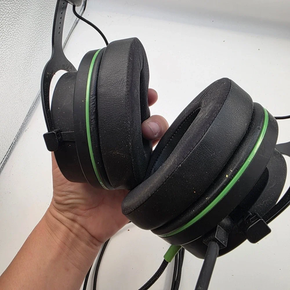 onn. Wired‎ Gaming Headset with Microphone Black Neon Green 3.5mm Jack L3